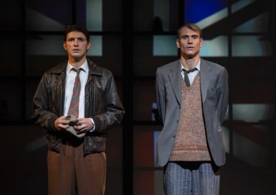 La Machine de Turing au Théâtre Michel. Deux comédiens au centre.